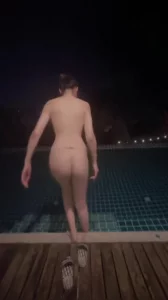 骚逼老婆的户外3p和露出