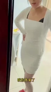 趁老公上班让情夫来家里操自己止痒